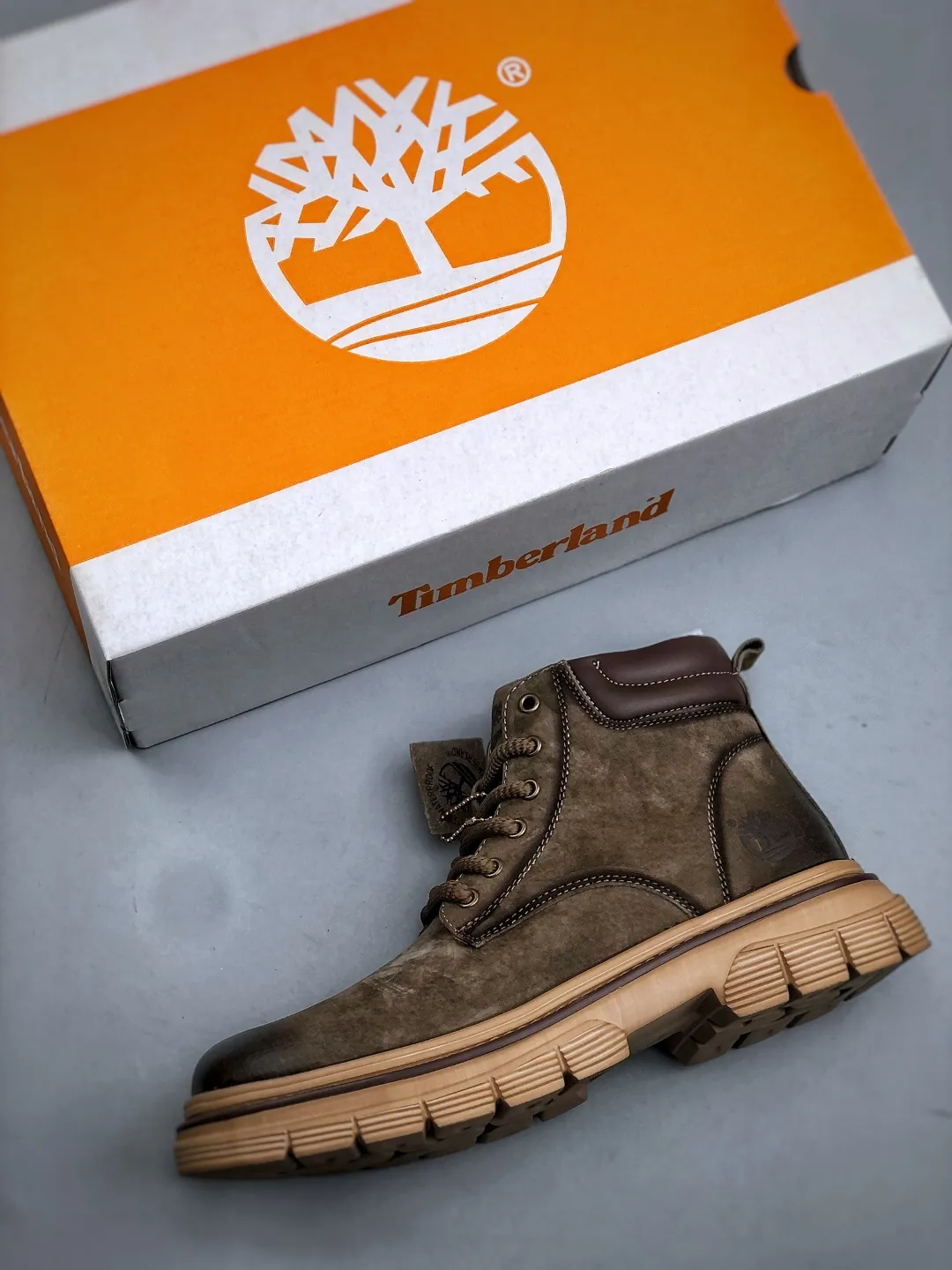 Welfare special price 💰480 #Timberland Timberland/Timberland new autumn and winter products (plush lining🔥warm and heat-locking) autumn and winter must-have outdoor casual rhubarb boots series #Guangdong Dachang quality, original box and original packaging, fashionable and trendy matching, the fabric is made of Italian 🇮🇹 top frosted fine-grained cowhide, lightweight outsole, with anti-odor and anti-corrosion genuine leather latex insole, outsole and hardware are all made from OEM raw materials Same as the original Goodyear's never-opening glue process. Good products don't kill pigs. The quality of the first order is strictly controlled. Exclusively released on the entire network. The quality is beyond doubt. The full set of official website unified packaging gives you a perfect wearing experience. The quality is exquisite and durable. A must-have for sportsmen. Specializes in not being handsome. High-quality feet feel first-class. This winter, it is specially used for outdoor cold protection. Daily casual matching. Size: 39-44 (leather shoe size)